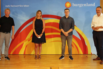 Pfarrer Günther Kroiss, Obmann des Vereins "2getthere", mit Projekt-Mitarbeiterin Lisa Ollram, BA, Projektkoordinator Julian Hochstätter und LH Hans Peter Doskozil