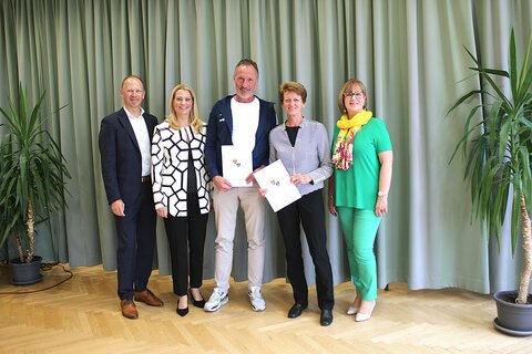 Auszeichnung für langjährige Verdienste: Bildungslandesrätin Daniela Winkler, Harald Ziniel, Fachinspektor für Bewegung und Sport in der Bildungsdirektion Burgenland und ecole-Direktorin Karin Schneemann mit den Ausgezeichneten.