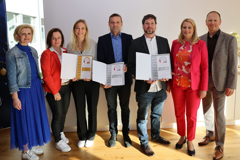 Bildungslandesrätin Mag.a (FH) Daniela Winkler verlieh gemeinsam mit Bildungsdirektor-Stellvertreterin und Leiterin des Präsidialbereichs der Bildungsdirektion Burgenland, wHRin Mag.a Sandra Steiner und Fachinspektor Mag. Harald Ziniel die Schulsportgütesiegel sowie Auszeichnungen um den Schulsport verdiente Lehrpersonen.