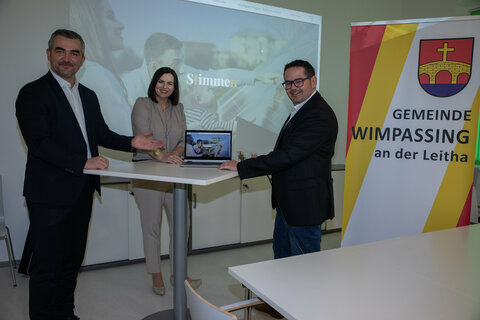Landeshauptmann-Stellvertreterin Mag.a Astrid Eisenkopf und Landesrat Mag. Heinrich Dorner informierten gemeinsam mit Bürgermeister Ernst Edelmann über das Projekt „Sonnenpark Wimpassing“ und die Info-Homepage www.sonnenpark-wimpassing.at/