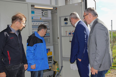 Infrastrukturlandesrat Mag. Heinrich Dorner mit Geschäftsführer Dipl.-Ing. Christof Giefing, Klärwärter Swen Karassowitsch und Obmann Bürgermeister Helmut Hareter vom Reinhaltungsverband Region Neusiedler See - Westufer bei der Strommangellage- und Blackout-Übung in der Kläranlage Breitenbrunn.