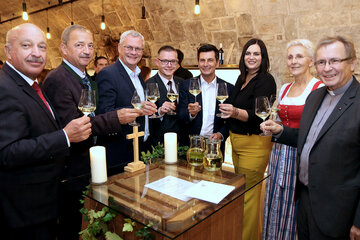 Zuprosten mit dem gesegneten Wein. V.l.: Kammerdirektor Otto Prieler, LR a.D. Werner Falb-Meixner, Bgm. Thomas Steiner, LAbg. KO Géza Molnár, LR Christian Illedits, LRin Astrid Eisenkopf, Schulleiterin Eva Ackerl, Generalvikar Mag. Martin Korpitsch