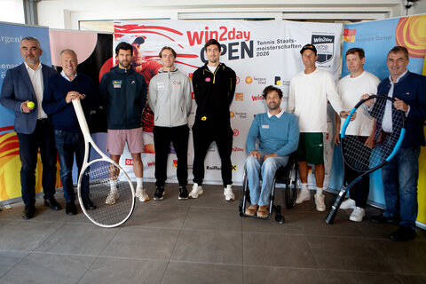 Sportlandesrat Heinrich Dorner (l.) mit Österreichs Tennisverbands-Präsident (ÖTV) Richard Grasl, ÖTV-Sportdirektor Jürgen Melzer, Spieler Lucas Neumayr und Sebastian Ofner, Roman Zechmeister (Quads-Rollstuhl-Tennisspieler), Akademie-Leiter Wolfgang Thiem (Thiem Academy Burgenland), Oberpullendorfs Bürgermeister Johann Heisz und Hausherr, Burgenlands Tennisverbands-Präsident (BTV) Günter Kurz (v.l.) bei der Präsentation in Oberpullendorf.