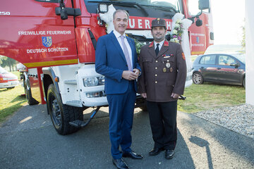 Landesrat Dr. Leonhard Schneemann mit Feuerwehrkommandant OBI Daniel Weber (v.l.) vor dem neuen Löschfahrzeug Allradantrieb - Logistik (LFA-L) der Freiwilligen Feuerwehr Deutsch Schützen.