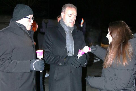Bürgermeister Georg Rosner, Landesrat Leonhard Schneemann und Manuela Horvath beim Entzünden der Kerzen.