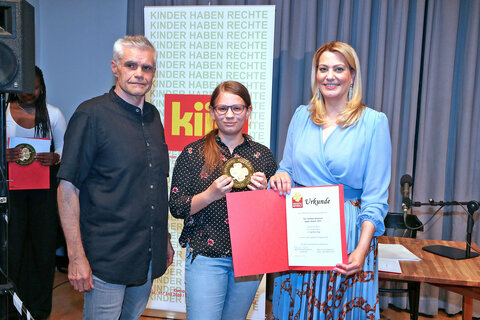 Goldenes Kleeblatt 2021 – Jugendlandesrätin Daniela Winkler und Jugendanwalt Christian Reumann mit Jugend-Sonderpreisträgerin Olga Nora Rupp aus Kleinwarasdorf
