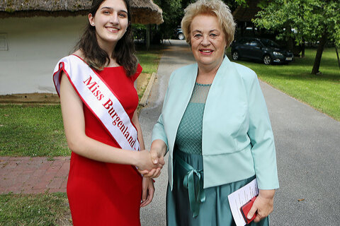 Die amtierende Miss Burgenland New York, Felicia Borselio mit Landtagspräsidentin Verena Dunst (v.l.).