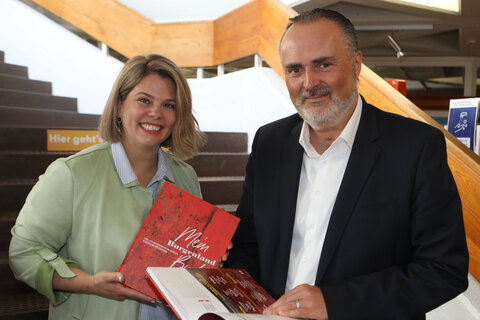 Die Leiterin der Kulturabteilung, Mag.a Claudia Priber, mit Landeshauptmann Hans Peter Doskozil