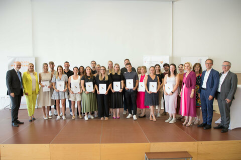 Landesrätin Daniela Winkler (2.v.l.) und Bildungsdirektor Heinz Josef Zitz (1.v.l.) mit den Neupädagoginnen und Neupädagogen des Bezirks Eisenstadt Umgebung nach der Übergabe ihrer Einstellungsdekrete.