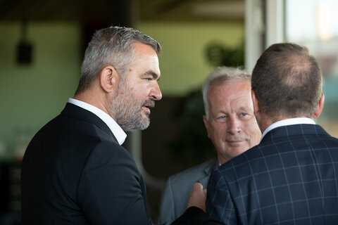 Landesrat Heinrich Dorner im Gespräch mit ASVÖ Burgenland Präsident Robert Zsifkovits bei der BDO Eröffnung in Eisenstadt