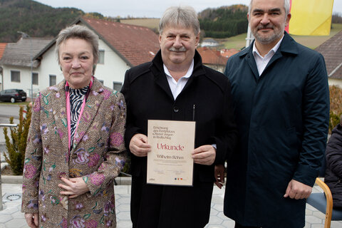 Vizebürgermeister, Ortsvorsteher von Redlschlag, Wilhelm Böhm (Mitte) bekam von Landesrat Heinrich Dorner und Bürgermeisterin Renate Habetler als ehrenamtlicher Mitarbeiter des neuen Dorfplatzes eine Ehrenurkunde überreicht.