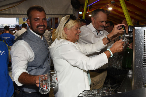 Der Golser Bürgermeister LAbg. Kilian Brandstätter, Ministerin Klaudia Tanner und Landeshauptmann Hans Peter Doskozil bei der traditionellen Spritzer-Ausschank-Challenge am Golser Volksfest.