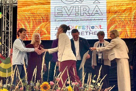 Der Dorftreff in Weingraben ist bei den European Village Renewal Awards 2026 in Kostelní Lhota in Tschechien mit dem Europäischen Dorferneuerungspreis ausgezeichnet worden.