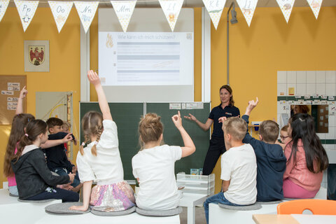Expert*innen vom Bevölkerungsschutz Burgenland informieren bei Vorträgen in den Volksschulen über Gefahren im Alltag und das richtige Verhalten in Gefahrensituation (im Bild: Julia Gisch mit Schüler*innen der Volksschule Müllendorf).