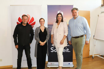 Dr. Christian H. Schulze, Department für Botanik und Biodiversitätsforschung, Universität Wien, Projektleiterin Mag. (FH) Catharina Rieder, MBA (Huawei Technologies Austria), Landeshauptmann-Stellvertreterin Mag.a Astrid Eisenkopf und Direktor Johannes Ehrenfeldner vom Nationalpark Neusiedler See (v.l.).