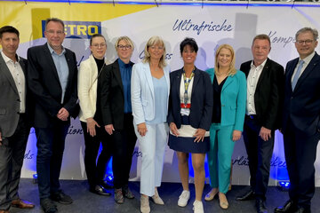Landesrätin Mag.a (FH) Daniela Winkler (3.v.r.) mit Landtagsabgeordnete Bürgermeisterin Elisabeth Böhm (5.v.r.) und METRO CEO Thierry Guilon-Verne (2.v.l.) und Metro Neusiedl am See-Standortleiterin Claudia Mokosch (4.v.r.) mit weiteren Ehrengästen und Vertretern der METRO-Gruppe in Neusiedl am See.