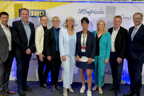 Landesrätin Mag.a (FH) Daniela Winkler (3.v.r.) mit Landtagsabgeordnete Bürgermeisterin Elisabeth Böhm (5.v.r.) und METRO CEO Thierry Guilon-Verne (2.v.l.) und Metro Neusiedl am See-Standortleiterin Claudia Mokosch (4.v.r.) mit weiteren Ehrengästen und Vertretern der METRO-Gruppe in Neusiedl am See.