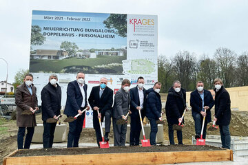 LH Hans Peter Doskozil mit Bürgermeister Vinzenz Knor (2.v.l.), KRAGES-Geschäftsführer Hubert Eisl (4.v.l.), Marc Seper (Kaufmännischer Direktor des Krankenhauses Güssing, 5.v.r.), BELIG-Geschäftsführer Gerald Goger (l.) mit Betriebsräten und bauausführenden Firmen beim Spatenstich der neuen Personalwohnungen.