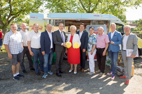 Bürgermeister Franz Josef Kern (St. Martin an der Raab), Bürgermeister Reinhard Deutsch (Jennersdorf), Bürgermeister Josef Korpitsch (Mogersdorf), Bürgermeister Mario Trinkl (Königsdorf), Soziallandesrat Dr. Leonhard Schneemann, Volkshilfe Burgenland-Präsidentin Landtagsabgeordnete Verena Dunst, Vizebürgermeister und Geschäftsführender Bürgermeister DI David Venus, BSc, Bürgermeisterin Andrea Reichl (Deutsch Kaltenbrunn), Bürgermeister Helmut Sampt (Minihof Liebau), Bürgermeister Fabio Halb (Mühlgraben) und Projektleiter Dipl. KH-BW Ewald Michael Schlaffer (Soziale Dienste Burgenland) (v.l.).