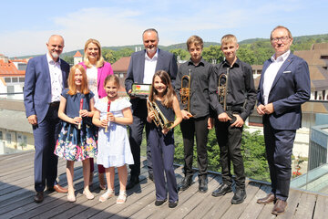 Bildungsdirektor Heinz Josef Zitz, Bildungslandesrätin Daniela Winkler, LH Hans Peter Doskozil und DI Peter Reichstädter, Obmann des Burgenländischen Blasmusikverbandes, stellten gemeinsam mit jungen Musiktalenten die neue Musikoffensive vor.