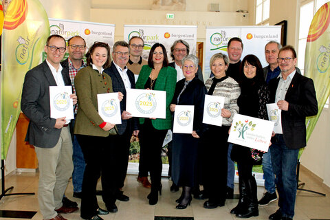 Landeshauptmann-Stellvertreterin Mag.a Astrid Eisenkopf und Mag.a Marlene Hrabanek-Bunyai, MA Bakk.techn., Geschäftsführerin des Naturparks Rosalia-Kogelberg, und Julia Friedlmayer, Geschäftsführerin des Verbandes Österreichischer Naturparke, freuten sich gemeinsam mit dem Obmann des Naturparks Rosalia-Kogelberg, Bgm. Kurt Fischer, sowie den Bürgermeisterinnen und Bürgermeistern der Naturpark-Gemeinden, Ing. Andreas Gradwohl, Ing. Martin Mitteregger, Ing. Christoph Haider, LAbg. Gerhard Hutter, Ulrike Kitzinger, LAbg. Claudia Schlager, Thomas Hoffmann, Günter Schmidt, Rainer Schneeberger, über die Auszeichnung.