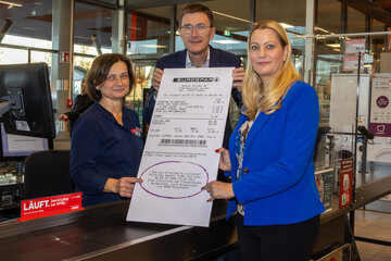 SPAR-Österreich-Geschäftsführer Alois Huber und Landesrätin Mag.a (FH) Daniela Winkler präsentierten den speziellen Aufdruck auf den Kassenbons in einer SPAR-Filiale.