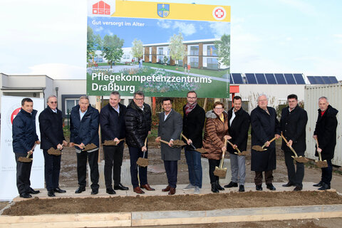 Mag. Wolfgang Dihanits (ASBÖ-Geschäftsführer), DI Reinhard Taschner (Architekt), Johann Grillenberger (Präsident ASBÖ Landesverband Burgenland), Franz Schnabl (ASBÖ-Präsident), Dr. Alfred Kollar (OSG-Obmann), Soziallandesrat Christian Illedits, Ing. Christoph Haider (Bgm. Draßburg), Renate Tomassovits (Vize-Bgm. Draßburg), Mag. Andreas Balog (ASBÖ Landesverband Burgenland), DI Johann Schmidt (OSG), Johann Lotter (Bgm. Schattendorf) und Ing. Manfred Unger (Porr Bau GmbH)