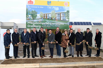 Mag. Wolfgang Dihanits (ASBÖ-Geschäftsführer), DI Reinhard Taschner (Architekt), Johann Grillenberger (Präsident ASBÖ Landesverband Burgenland), Franz Schnabl (ASBÖ-Präsident), Dr. Alfred Kollar (OSG-Obmann), Soziallandesrat Christian Illedits, Ing. Christoph Haider (Bgm. Draßburg), Renate Tomassovits (Vize-Bgm. Draßburg), Mag. Andreas Balog (ASBÖ Landesverband Burgenland), DI Johann Schmidt (OSG), Johann Lotter (Bgm. Schattendorf) und Ing. Manfred Unger (Porr Bau GmbH)