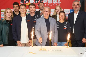 Anlässlich des 25-jährigen Jubiläums des Sportpool Burgenland schnitt Gründungspräsident Landeshauptmann außer Dienst Hans Niessl (4.v.r.) gemeinsam mit Sportlandesrat Heinrich Dorner (r.) sowie Sportpool-Obmann Thomas Trukesitz (5.v.l., hinten) gemeinsam mit den Sportlerinnen und Sportlern die Jubiläumstorte an.