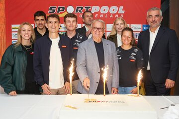 Anlässlich des 25-jährigen Jubiläums des Sportpool Burgenland schnitt Gründungspräsident Landeshauptmann außer Dienst Hans Niessl (4.v.r.) gemeinsam mit Sportlandesrat Heinrich Dorner (r.) sowie Sportpool-Obmann Thomas Trukesitz (5.v.l., hinten) gemeinsam mit den Sportlerinnen und Sportlern die Jubiläumstorte an.