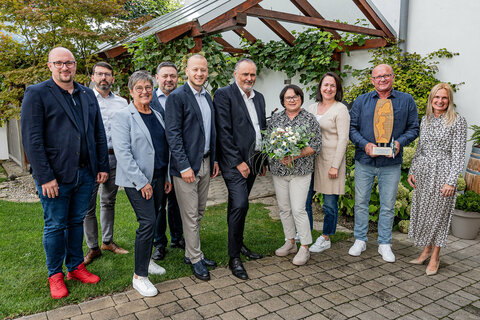 Landeshauptmann Hans Peter Doskozil und Nationalratsabgeordneter Bürgermeister Maximilian Köllner beglückwünschen Hans Tschida und seine Frau Lisa zum zehnten Sieg bei der internationalen Süßweintrophäe „Sweetweinemaker of the Year“.