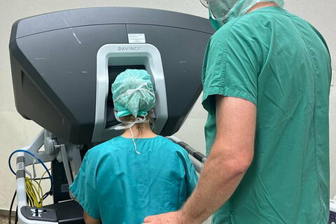 Die Studierenden durften im Rahmen der Summer School in der Klinik Oberwart den OP-Roboter DaVinci ausprobieren (Symbolfoto)