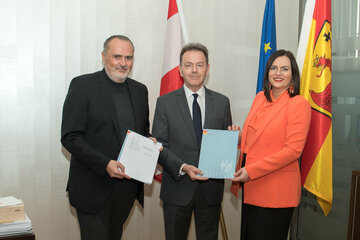 Landeshauptmann Hans Peter Doskozil, Landwirtschaftskammerpräsident Nikolaus Berlakovich und Landeshauptmann-Stellvertreterin Astrid Eisenkopf unterzeichneten einen Kooperationsvertrag zwischen dem Land Burgenland und der Landwirtschaftskammer Burgenland.