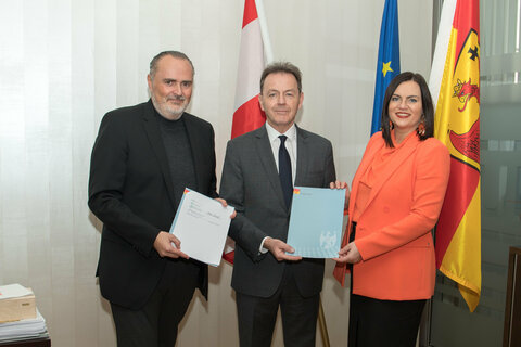 Landeshauptmann Hans Peter Doskozil, Landwirtschaftskammerpräsident Nikolaus Berlakovich und Landeshauptmann-Stellvertreterin Astrid Eisenkopf unterzeichneten einen Kooperationsvertrag zwischen dem Land Burgenland und der Landwirtschaftskammer Burgenland.