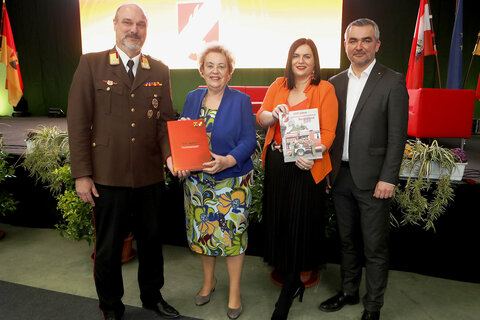 Landtagspräsidentin Verena Dunst (2.v.l.), Landeshauptmann-Stellvertreterin Mag. Astrid Eisenkopf (2.v.r.) und Landesrat Mag. Heinrich Dorner (r.) gratulierten Landesfeuerwehrkommandant LBD Ing. Franz Kropf und den Mitgliedern der Burgenländischen Feuerwehren zum 100-jährigen Jubiläum.