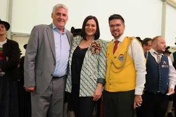 Landeshauptmann-Stellvertreterin Mag.a Astrid Eisenkopf und Bürgermeister Mag. Gerold Stagl gratulierten dem Obmann des MV Rust, Ing. Günter Amon, M.Sc., zum Jubiläum des MV Rust