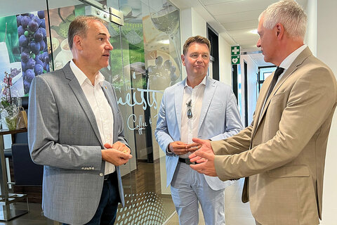 Wirtschaftslandesrat Dr. Leonhard Schneemann im Gespräch mit  GF Johann Gneist und Bgm. Erich Trummer