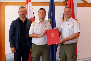 Erfreut über die erste von mehreren Betriebsvereinbarungen zugunsten der MitarbeiterInnen des Landesverbandes (v. l.): Landesrat Heinrich Dorner mit Betriebsratsvorsitzenden Jürgen Kopinich und dem geschäftsführenden Dienststellenleiter des Landesfeuerwehrkommandos Burgenland Michael Hauser