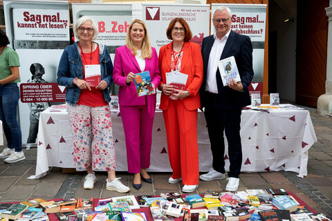 Bildungslandesrätin Mag.a (FH) Daniela Winkler (2.v.l.) besuchte die BookCrossing-Aktion der Burgenländischen Volkshochschulen anlässlich des Weltalphabetisierungstages 2025. Mit ihr am Foto: Geschäftsführerin Mag.a Ursula Foki, Vorstand Dr.in Christine Teuschler (beide Burgenländische Volkshochschulen) und Eisenstadts Bürgermeister, Landtagsabgeordneter Mag. Thomas Steiner (v.l.).