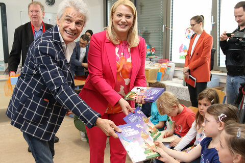 Bildungslandesrätin Daniela Winkler und Autor Thomas Brezina lasen aus dem Buch „Die fliegende Burg“ vor und verteilten die ersten, vom Autor signierten Exemplare an die Kinder des Kindergartens und der VS Weiden am See