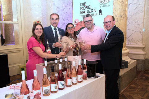 v.l.: Weinkönigin Hannah Wetschka, LR Leonhard Schneemann, Anita und Anita Wetschka vom Agerlhof in Jois, Weinbaupräsident Andreas Liegenfeld