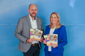 Lern- und Feriencamps 2025 - Anmeldestart: Familien- und Bildungslandesrätin Daniela Winkler mit Projektleiter und Koordinator Daniel Karacsonyi