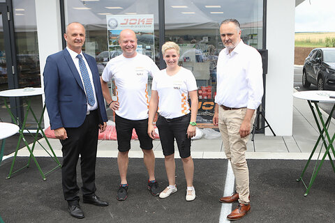 Bürgermeister Helmut Kopeszki, Johann und Karin Kern sowie Landeshauptmann Hans Peter Doskozil (v.l.) vor dem neuen Gebäude.