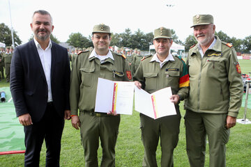 Landesrat Mag. Heinrich Dorner (l.) und 1. Landesfeuerwehrkommandant-Stellvertreter LBDS Ronald Szankovich (r.) überreichten BR Jochen Illigasch (FF Wallendorf), der zum Landesbewerbsleiter-Stellvertreter FLAG ernannt wurde, und BR Harald Josef Nakovich (FF Oslip), der zum Landesbewerbsleiter FLAG und Sachgebietsleiter des SG 15.2 "Landesfeuerwehrleistungsbewerb um das FLA in Gold" ernannt wurde, ihre Ernennungsurkunden.