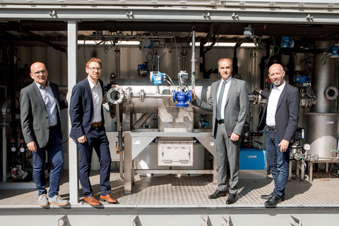 Prof. (FH) DI Dr. Christian Wartha, Projektmitarbeiter DI Michael Peinsipp, BSc, Landesrat Dr. Leonhard Schneemann und DI Marcus Keding (v.l.).