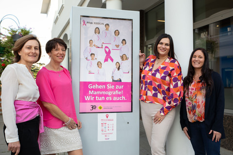 Bei der Pink Ribbon Videowall-Information in Eisenstadt: Pink Ribbon Botschafterin Landeshauptmann-Stellvertreterin Mag.a Astrid Eisenkopf mit Dr.in Michaela Klein, Präsidentin Krebshilfe Burgenland (2.v.l.), Mag.a Andrea Konrath, Geschäftsführung Krebshilfe Burgenland (1.v.l.), und Natascha Stepanov, Leitung Regionalverkauf Digilight Werbe- und Netzwerk GmbH (r.)