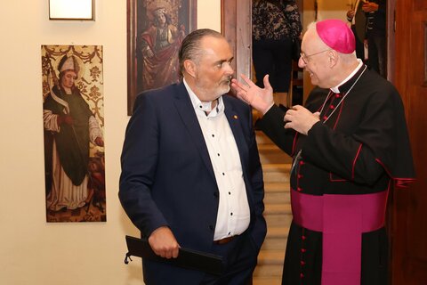 Landeshauptmann Hans Peter Doskozil und Diözesanbischof Ägidius Zsifkovics im Gespräch bei der Besichtigung des neuen Museumszentrums der Diözese Eisenstadt in der Bergkirche.