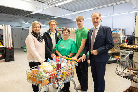 Bürgermeisterin der Stadtgemeinde Mattersburg Claudia Schlager, Geschäftsführer Wolfgang Brillmann, MA (Soogut-Sozialmarkt), Mitarbeiterin Elisabeth Zwendler, Zivildiener Jonas Reitbauer und Landesrat Dr. Leonhard Schneemann