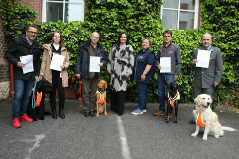 Gerald und Nina Pangl, Roland Brückl, Landeshauptmann-Stellvertreterin Mag.a Astrid Eisenkopf, Landesveterinärdirektorin Dr.in med. vet. Yvonne Millard und Hannes Sommersacher vor dem Büro des Referates Veterinärdirektion und Tierschutz in Eisenstadt