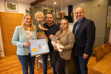 Landesrätin Daniela Winkler, Familie Mikula mit dem Neugeborenen Benjamin und Bürgermeister Karel Lentsch (v.l.).